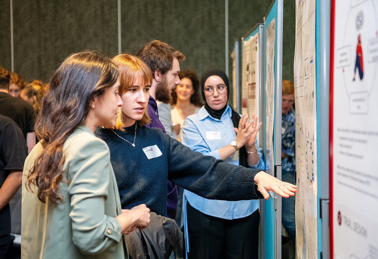 Image de décoration du réseau doctoral : des étudiants face à des posters de recherche